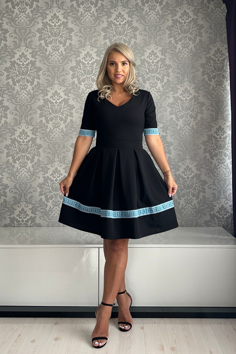 Rochie Nicoleta pliuri neagra brau albastru